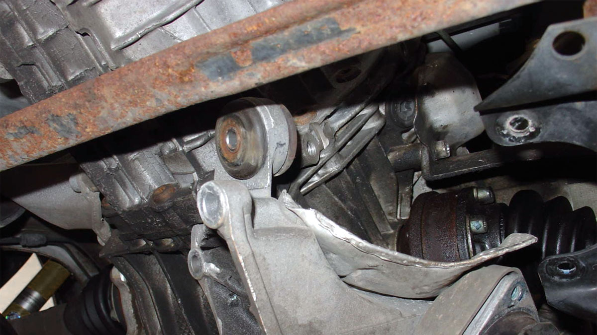 6 oznak awarii mocowania skrzyni biegów (i koszt wymiany)