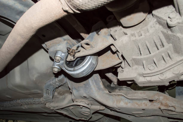 Czy uszkodzone mocowania silnika mogą uszkodzić skrzynię biegów?