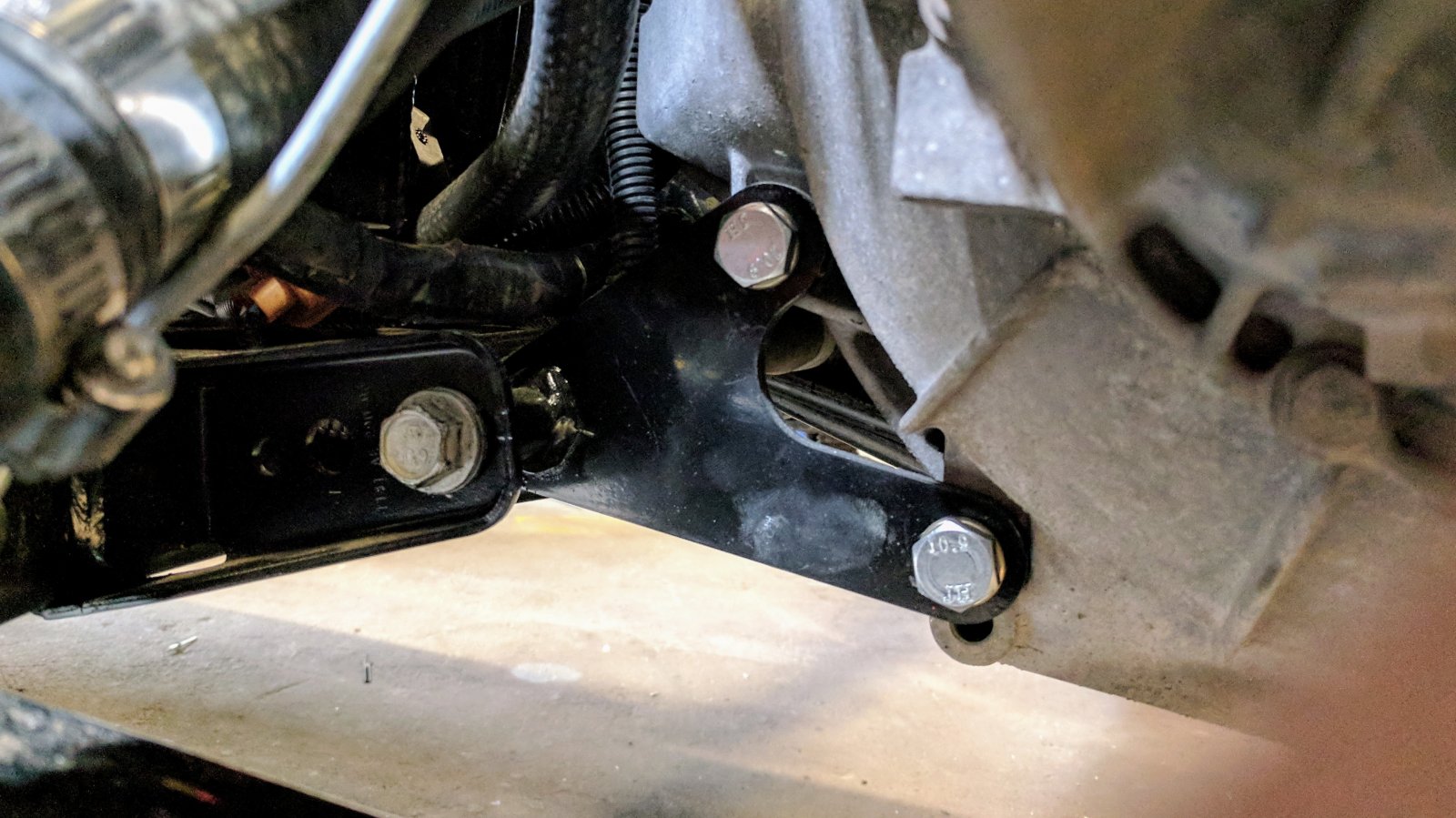 Ile czasu zajmuje wymiana uszkodzonego mocowania skrzyni biegów?